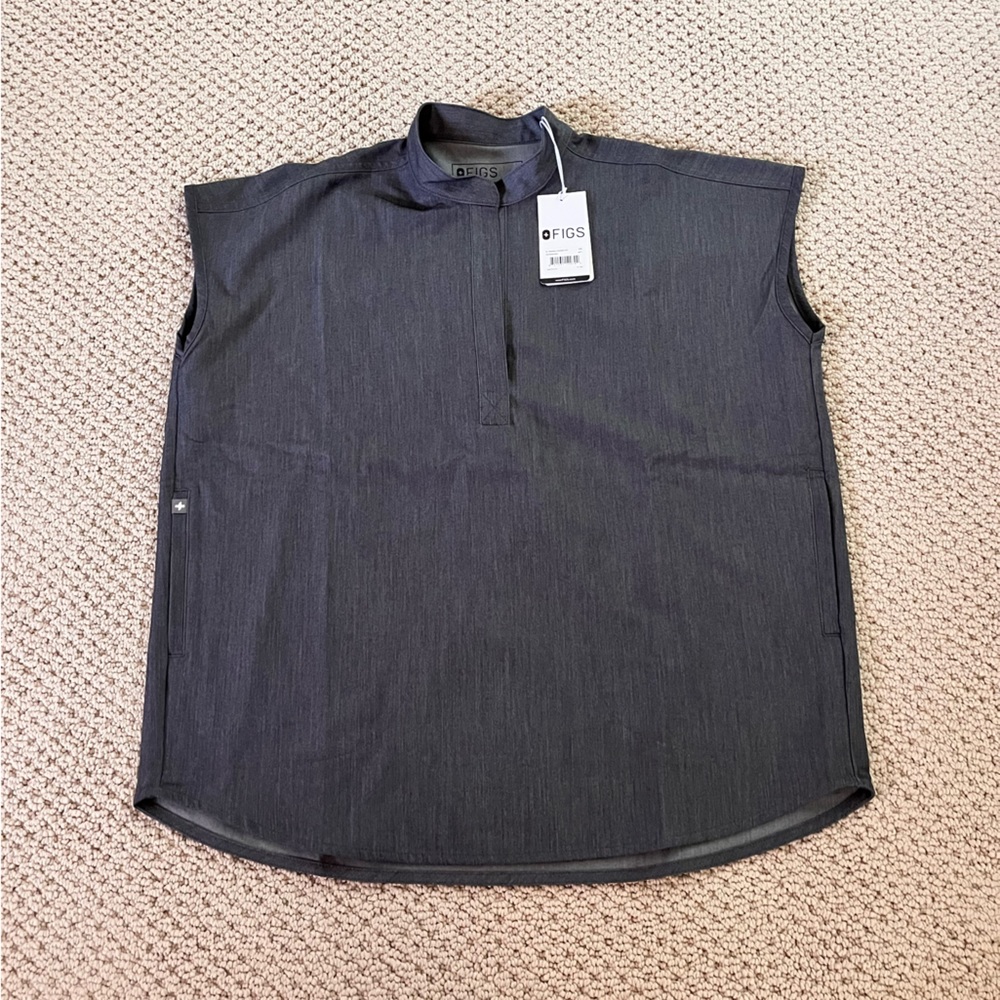 FIGS Women’s Rafaela Scrub Top in Graphite size XS. Brand new with tag!